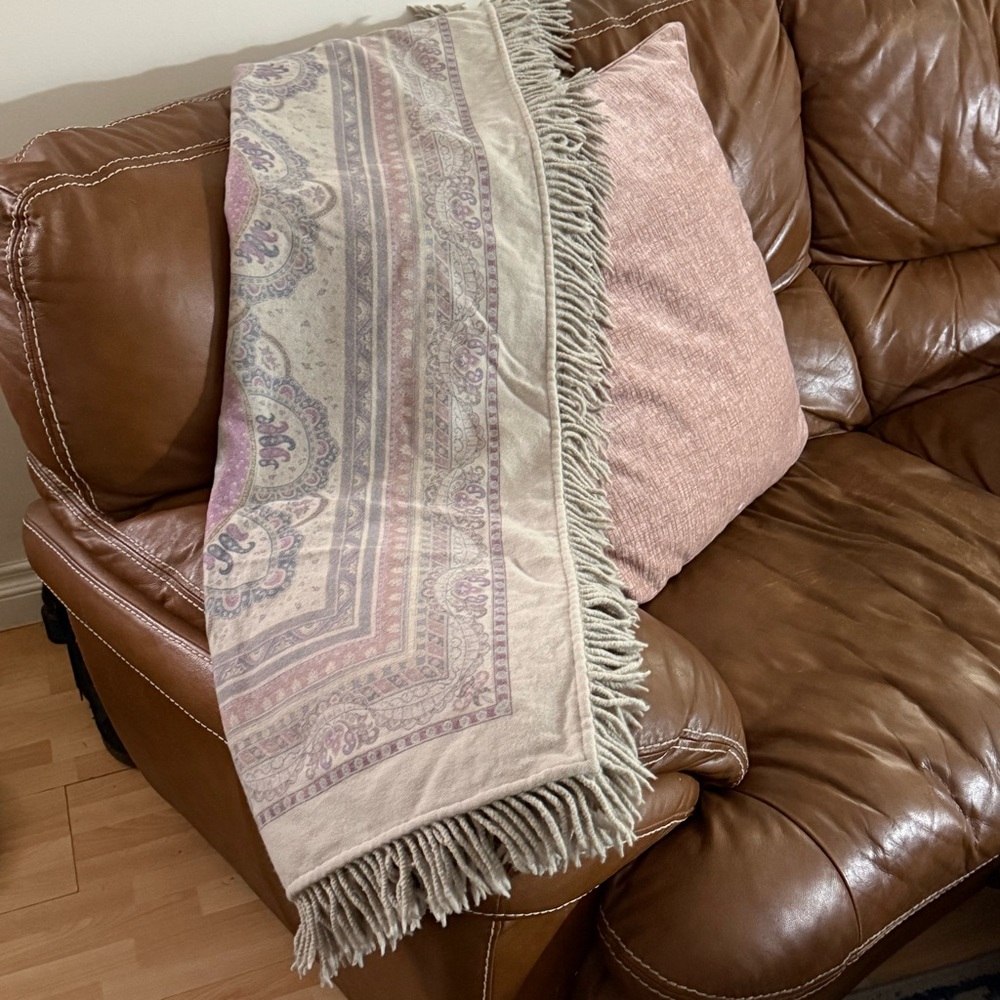 Luxurious Beige and Pink Patterned Throw Blanket